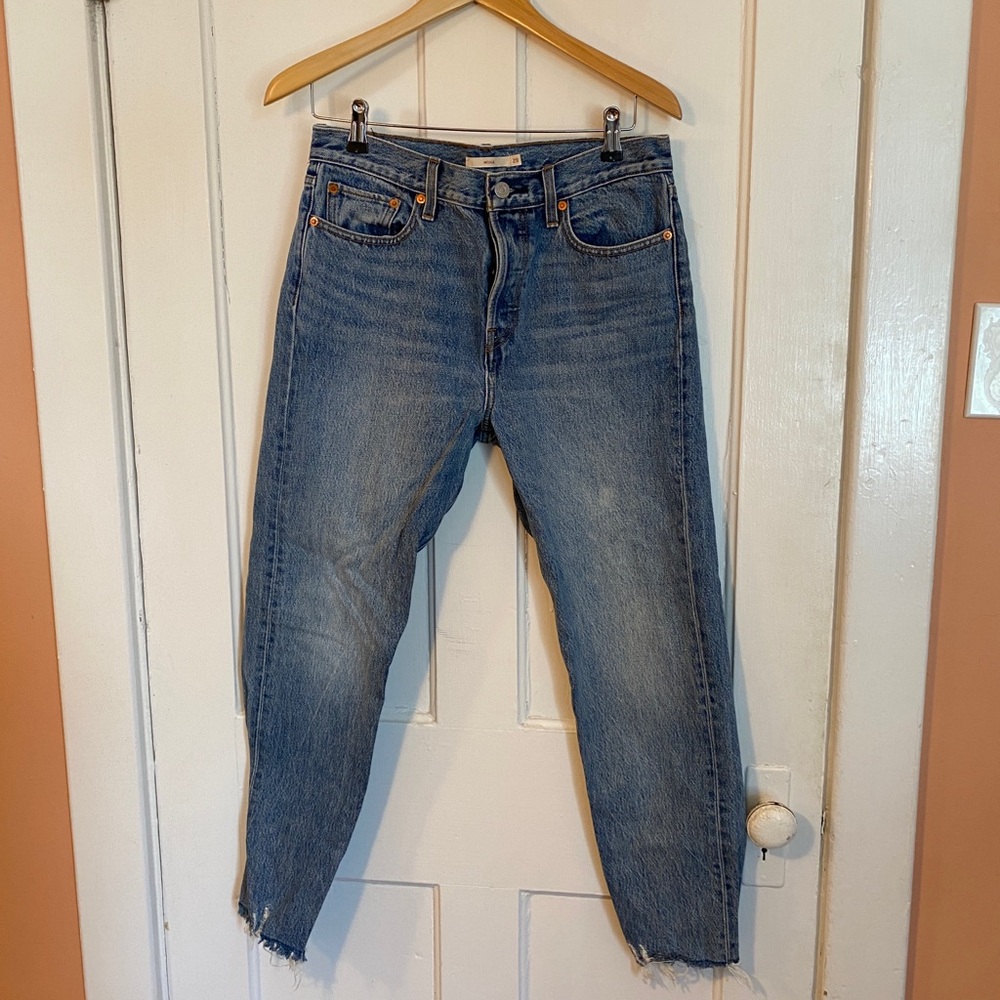 Levi’s Wedgie Icon Jeans Distressed Hem Size 29